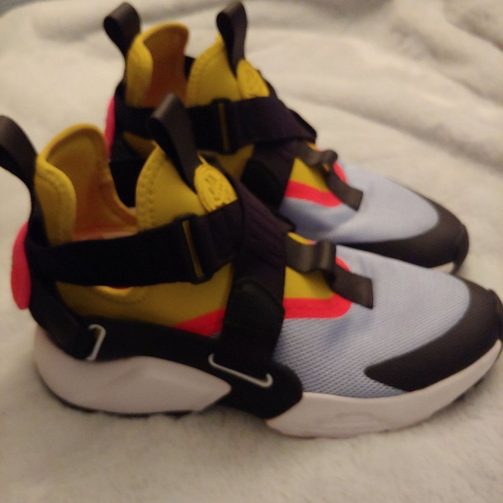 Nike kids Huarache City Multi-Color Sneakers 5.5
